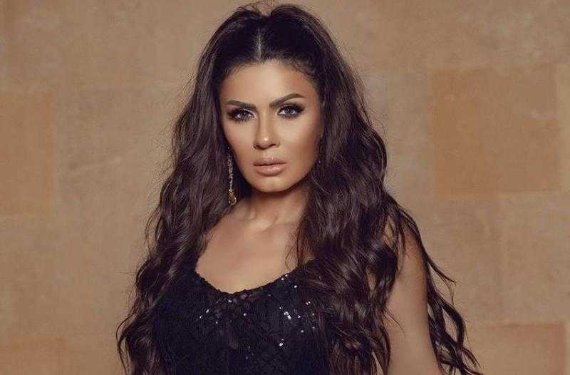 نجلاء بدر تدافع عن عمرو دياب: ”الرجال أول من ارتدوا الحلق”