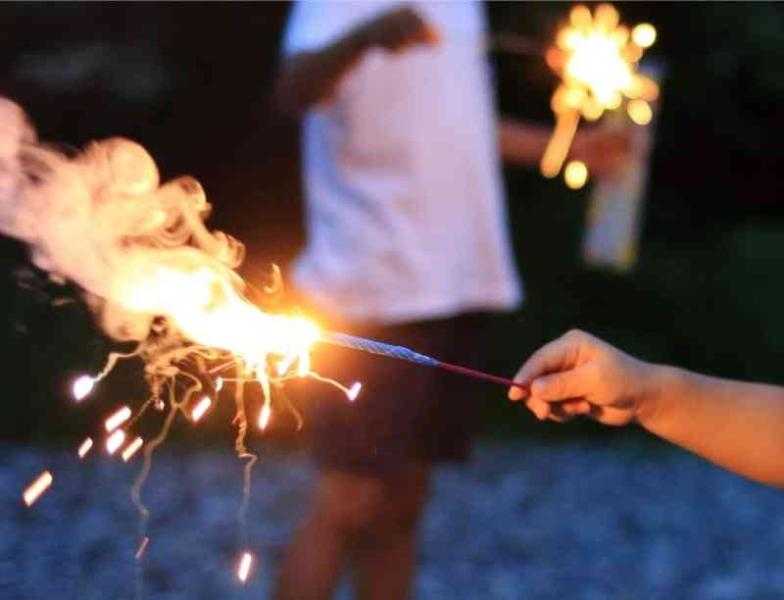 ضبط 4 أشخاص لقيامهم بالتسابق وإطلاق ألعاب نارية أعلى الطريق الدائري بالقاهرة