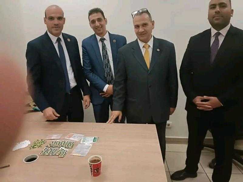 مطار القاهرة يحبط محاولة تهريب أقراص مخدرة.. صور
