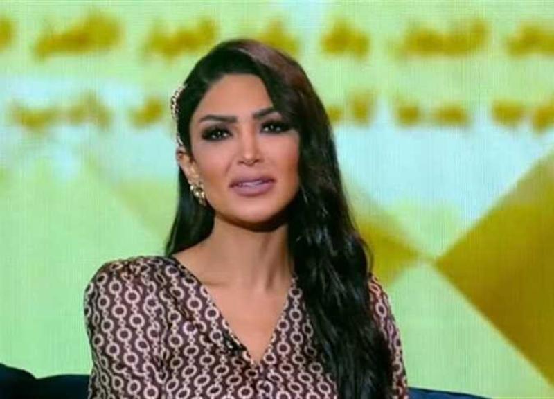 سالي عبد السلام تبهر جمهورها بحقيبة يد كبيرة عبر ”إنستجرام”