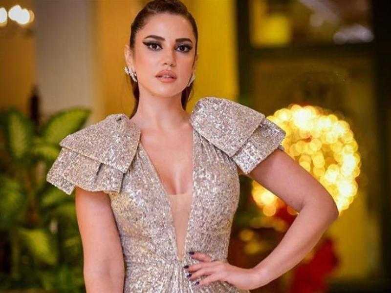 إطلالة ناعمة بالأسود للفنانة درة عبر ”إنستجرام”