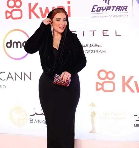 بالملايه.. أسما شريف منير تثير الجدل بإطلالتها
