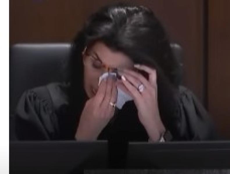 شاهد.. قاضية تجهش بالبكاء أثناء حكمها على متهم قتل 6 أشخاص