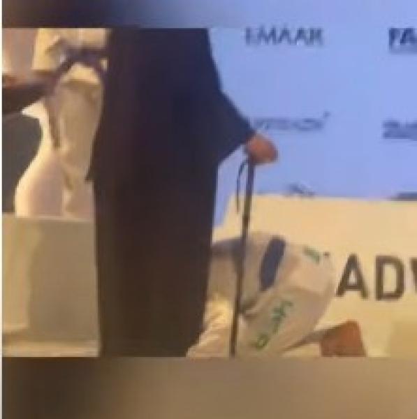 رد فعل غير متوقع لبطل سعودي مع والدته أثناء تتويجه بالميدالية الذهبية.. فيديو