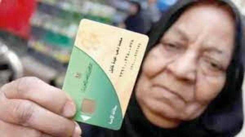 إعلامي يقترح على الحكومة تخصيص دجاجتين و2 كيلو عدس لكل بطاقة تموينية