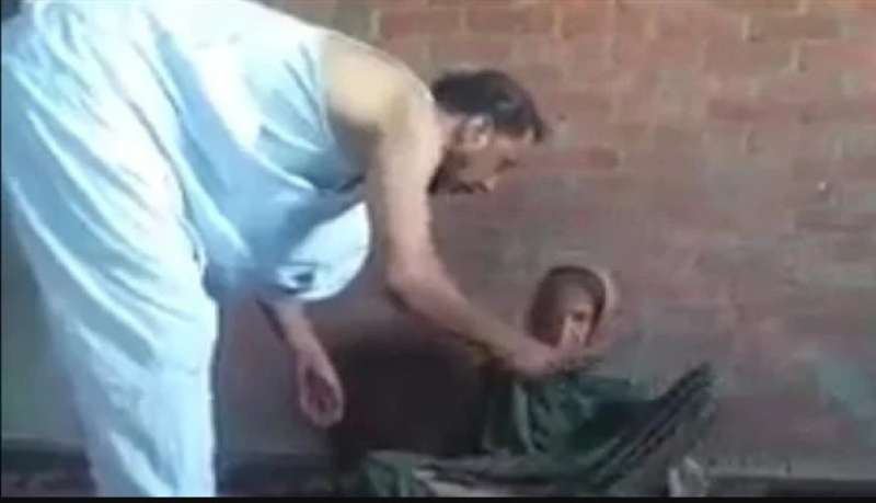 شاب يعذب والدتة 