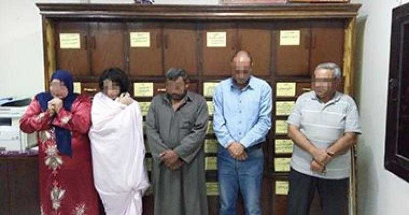 القبض على شبكة دعارة عبر فيس بوك يديرها 3 أشخاص