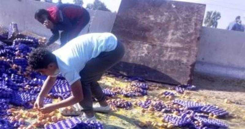 انقلاب سيارة ربع نقل محملة بكراتين بيض على طريق المحلة طنطا