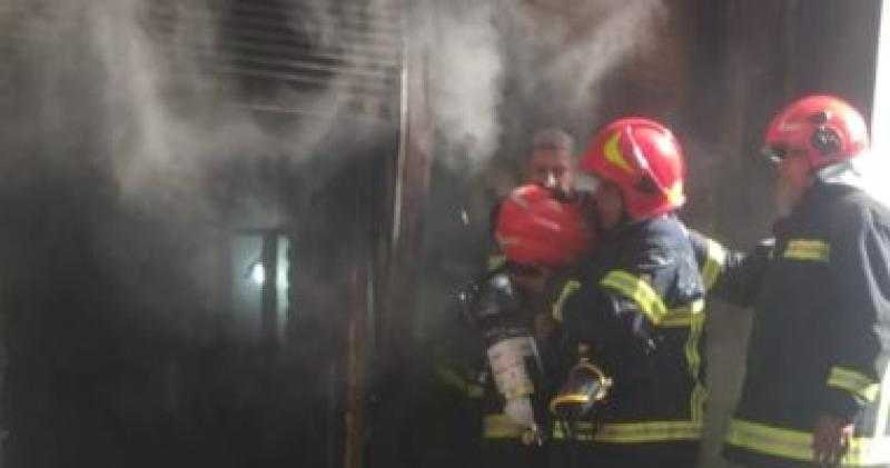 السيطرة على حريق في محل وسط الإسكندرية دون إصابات.. صور