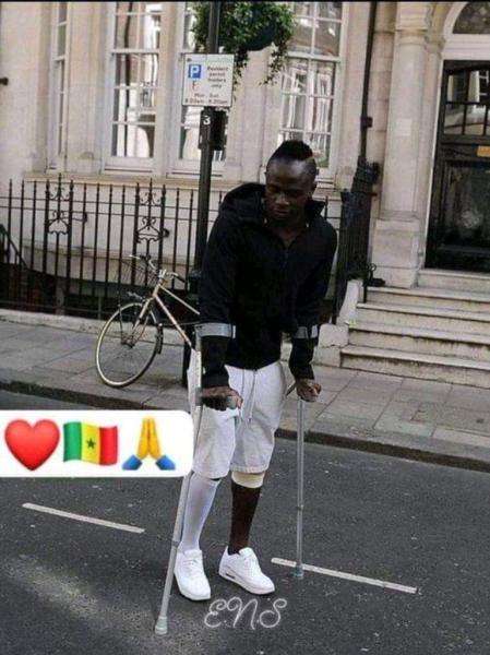 ماني «بعكاز» في أول ظهور له بعد استبعاده من كأس العالم 2022