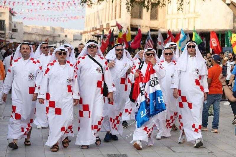شاهد.. جماهير كرواتية تشجع المنتخب القطري بالزي العربي