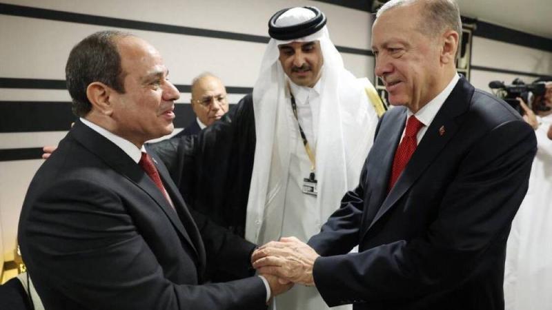 أردوغان يلتقي السيسي لأول مرة منذ سنوات في قطر