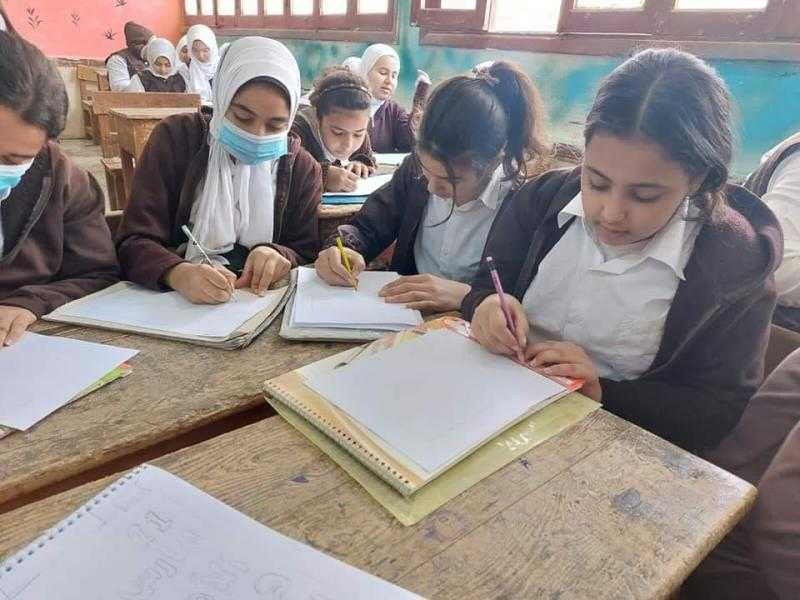 «اسمك بالهيروغليفية».. ورش فنية واكتشاف مواهب بالمنيا