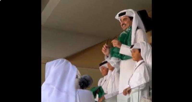 شاهد| أمير قطر يرتدي وشاح السعودية خلال مباراة الأرجنتين في كأس العالم