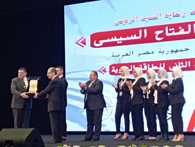 تكريم وزير الكهرباء بدرع «المحطات النووية» في عيدها السنوي الثاني