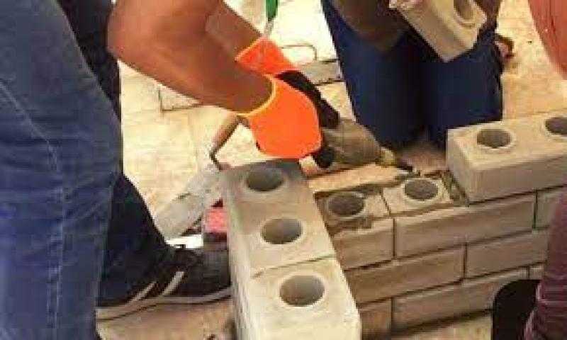 يخفض الحرارة وأرخص 30%.. معلومات قد تعرفها لأول مرة عن  الطوب البيئي «فيديو»