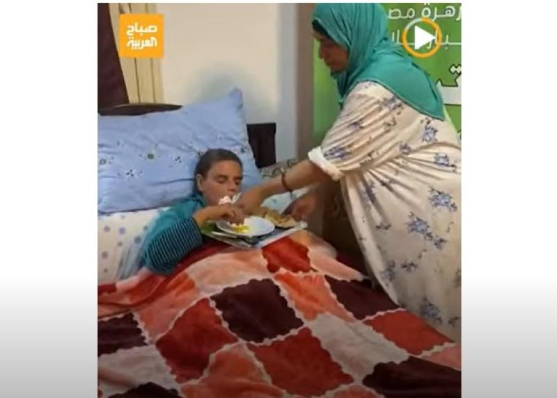 طبيبة تعيش في الشارع وسط القمامة.. ما القصة؟.. «فيديو»