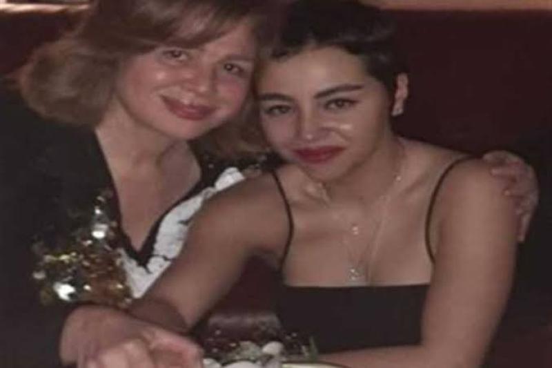 إلهام شاهين تدافع عن قبلة ابنة شقيقتها: «اتطمنت على مستقبلها وشرفتنا والمفروض نفرح بالحب»
