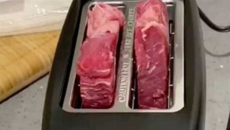 يسبب التسمم الغذائي.. طبيب يكشف خطورة تحدي «توستر ستيك».. فيديو