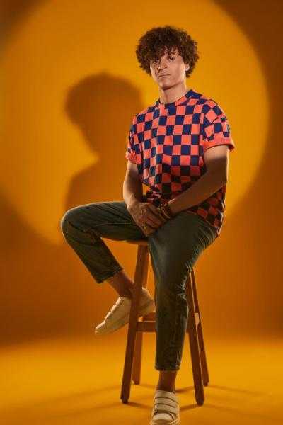 فيديو| مصري يطرح أغنية «حالة عامة»