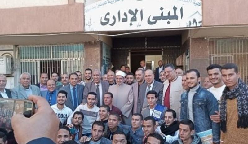«رئيس جامعة الأزهر» ينصح الطلاب بالتركيز على المنهج الوسطي والابتعاد عن الشائعات