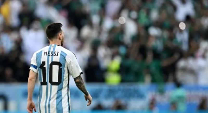 قميص خسارة ميسي التاريخية أمام السعودية معروض للبيع