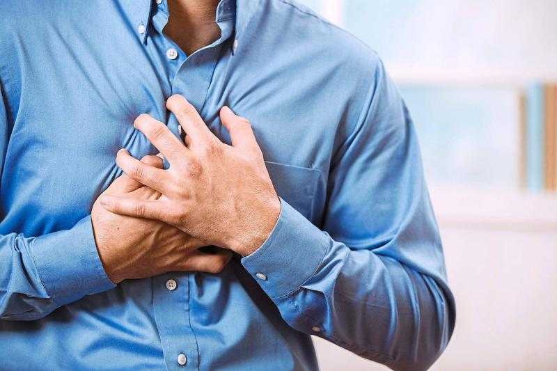 احذر.. هذه الأعراض تشير لاحتمالية إصابتك بنوبة قلبية.. «فيديو»