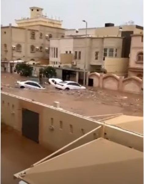 شاهد.. سيول مدمرة تضرب جدة بالسعودية وتدمر السيارات