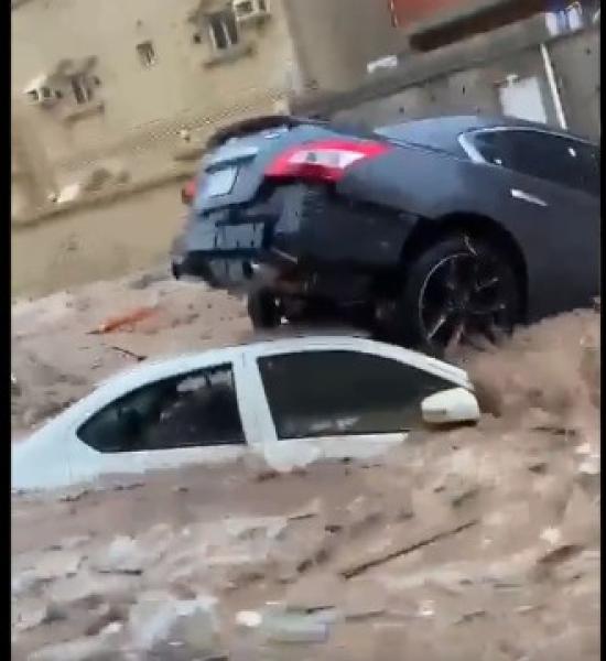 شاهد.. مشهد يحبس الأنفاس لسيارة تستقر فوق أخرى بسبب السيول في جدة
