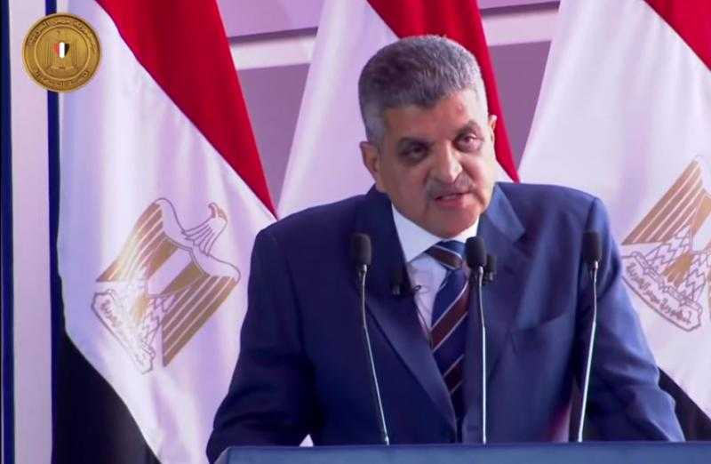 رئيس قناة السويس: حمولة السفينة المعطلة 41 ألف طن وطولها 225 متر