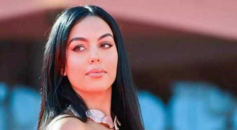 إطلالة جريئة لـ حبيبة كريستيانو رونالدو في مدرجات البرتغال بكأس العالم