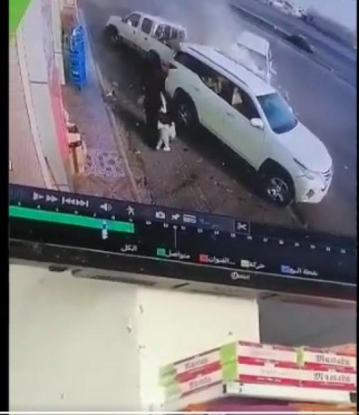 شاهد .. نجاة امرأة وابنتها من موت محقق بحادث سير بالسعودية