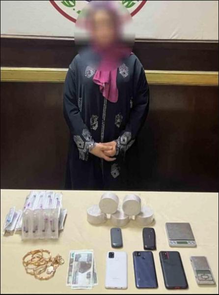 ضبط سيدة بحوزتها كمية من مخدر الهيروين و2 ميزان حساس