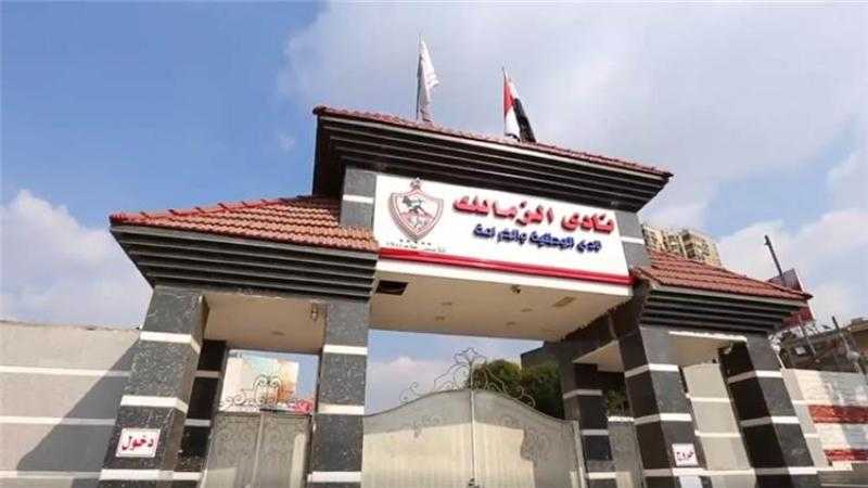 تجمهر أولياء أمور لاعبي الزمالك أمام بوابات النادي