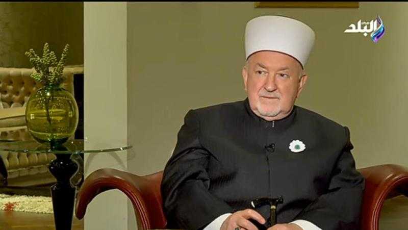 مصطفى سيرتش يكشف سر ارتدائه وردة على الهواء.. فيديو