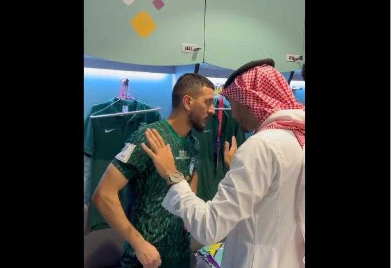 «ارفع رأسك يا عبد الإله».. وزير الرياضة السعودي يواسي نجم المنتخب بعد خسارة بولندا