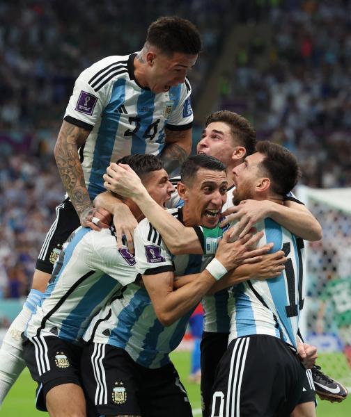 ميسي يقود الأرجنتين للفوز على المكسيك بهدفين في كأس العالم