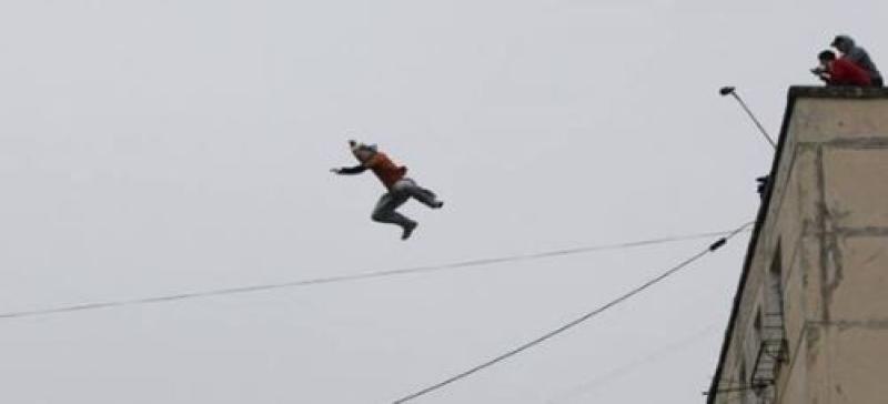 «قفز من الطابق الثامن» ضبط 9 أشخاص خطفوا شابًا وعذبوه في المعصرة