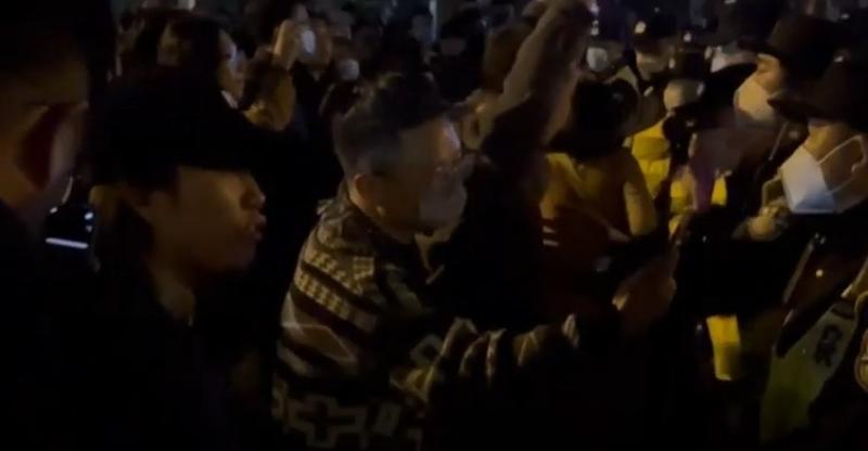 بسبب سياسة ”صفر كوفيد”.. خروج مظاهرات حاشدة في شنجهاي وبكين.. «فيديو»
