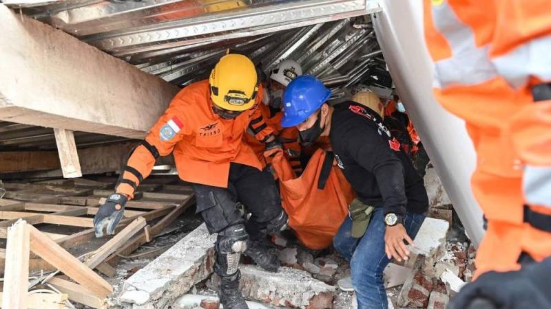 إندونيسيا: استمرار البحث عن 11 جثة مفقودين في ضحايا زلزال