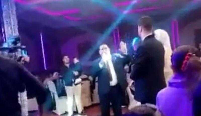 والدة عروس دمياط تخرج عن صمتها وتكشف مفاجأة بعدما طلقها زوجها في حفل زفاف ابنتها.. شاهد