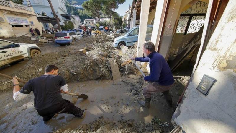 إعلان حالة الطوارئ في جزيرة إيسكيا الإيطالية بعد انزلاق التربة