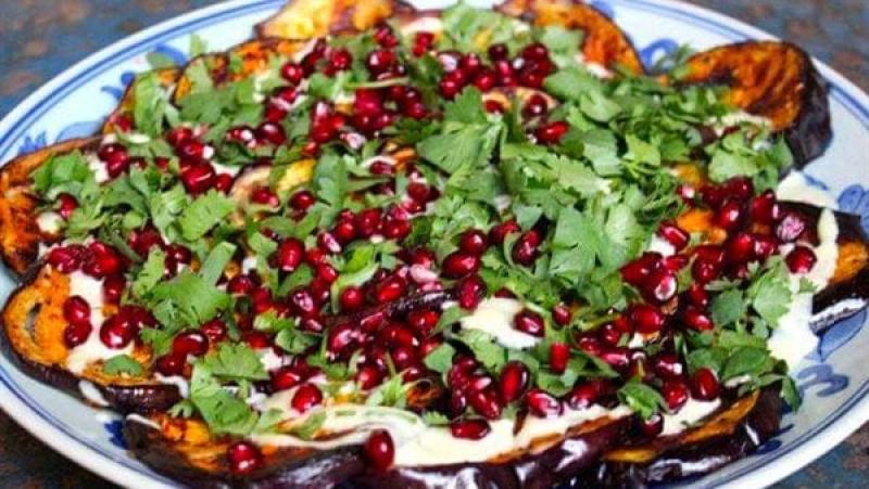 سلطة الباذنجان المقلي بالطحينة والرمان