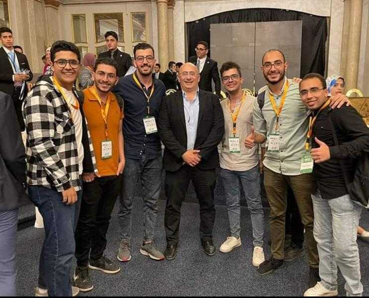 ”داود” يهنئ طلاب طب الأسنان بفوزهم بالمركز الأول في مسابقة أوائل الطلبة