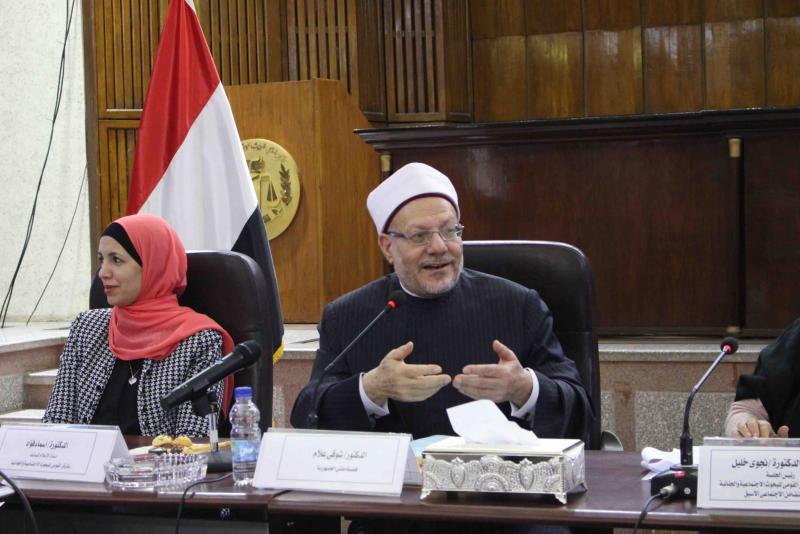 الدكتور شوقي علام خلال الحلقة النقاشية 