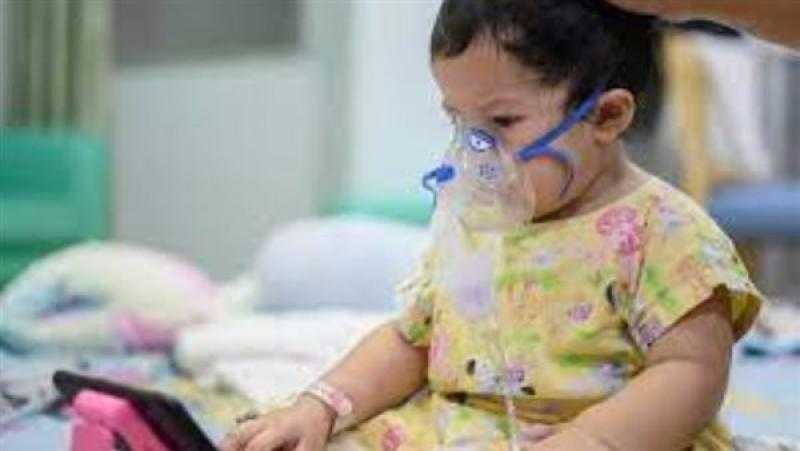 «ابتعدوا عن المخللات والحلويات».. تحذير جديد بشأن الفيروس المخلوي التنفسي.. فيديو