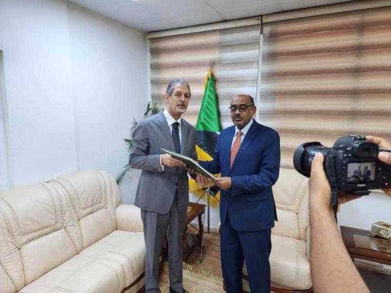 سفير مصر الجديد لدى السودان يقدم أوراق اعتماده للخارجية