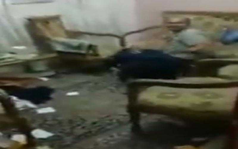 شاهد .. فيديو مفجع لرجل يحاول ذبح طليقته  .. فيديو