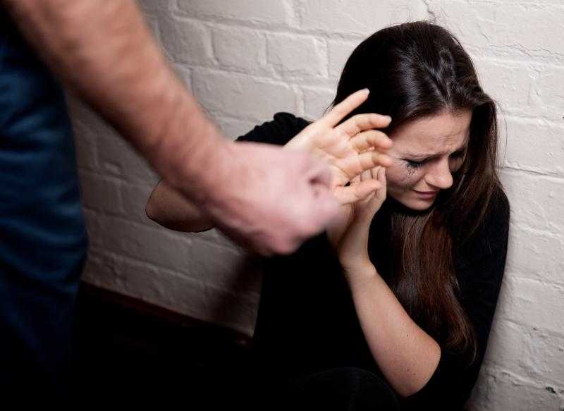 ما حكم ضرب الزوج لزوجته المريضة؟.. «الإفتاء» ترد