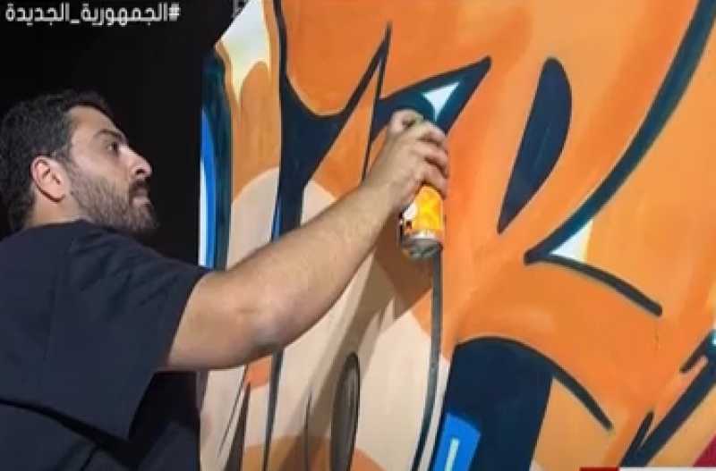 بدعوة من الفيفا.. رسام جرافيتي مصري يزين ملاعب كأس العالم بقطر «فيديو»